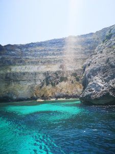 Синята Лагуна, Комино